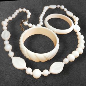 Vintage White Lucite Jewelry Set – Necklace with Leaf Beads & Two Bangles
